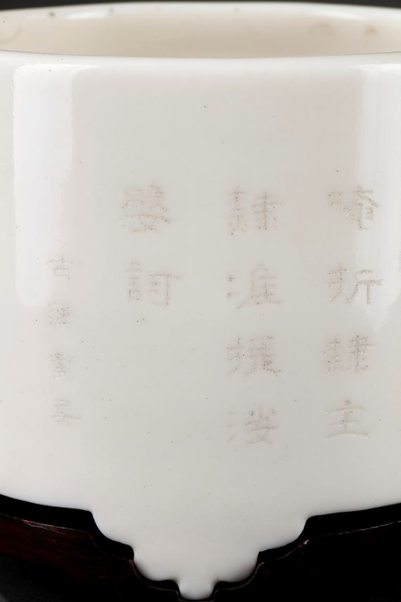Incense burner &quot;blanc de Chine&quot; porcelain with a engraved sutra | MasterArt